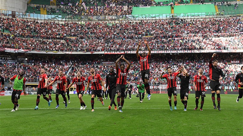 بطولة إيطاليا لكرة القدم.. نادي ميلان يتوج باللقب