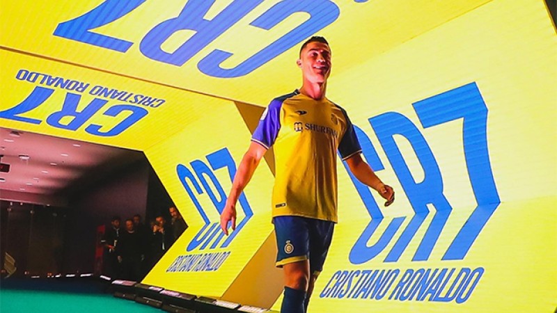 نادي النصر يقدم لاعبه الجديد رونالدو في حفل جماهيري كبير