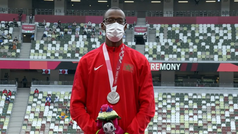 Jeux paralympiques (400 m/T13).. le Marocain Mohamed Amguoun remporte la médaille d'argent