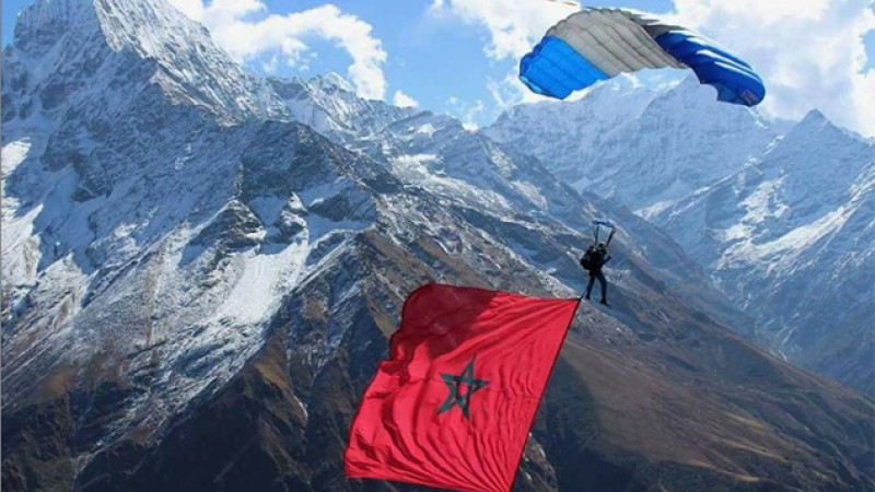Anas Bekkali hisse le drapeau marocain sur l’Himalaya en commémoration du 42è anniversaire de la Marche verte