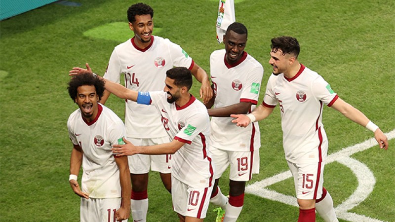 Le Qatar remporte sa deuxième victoire et se qualifie pour les quarts de finale (2-1) .. 'Coupe arabe des nations (Groupe A)'