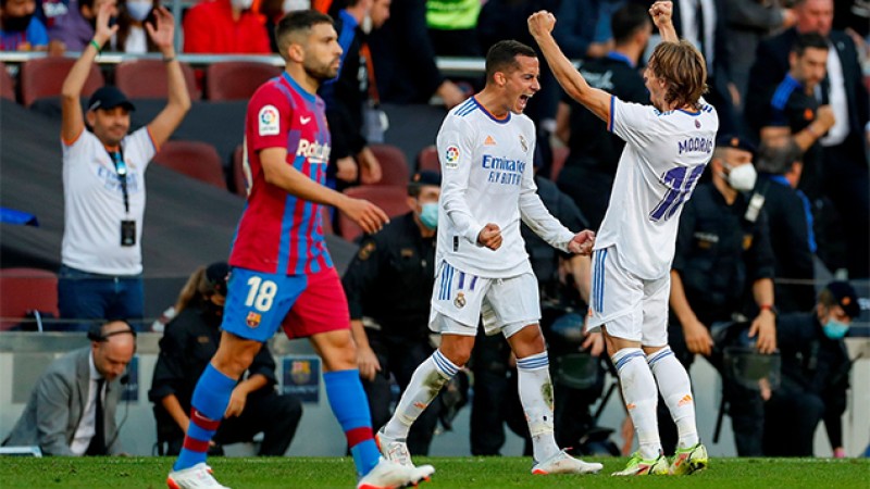 ريال مدريد يتفوق على مضيفه برشلونة ( 1-2 ) و يتربع على كرسي الصدارة