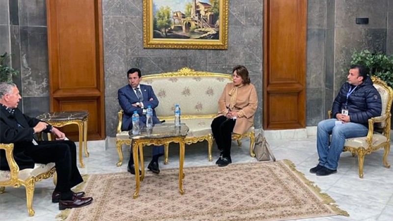 Le ministre égyptien des Sports s'entretient avec Bouchra Hajij présidente de la Confédération africaine de volleyball
