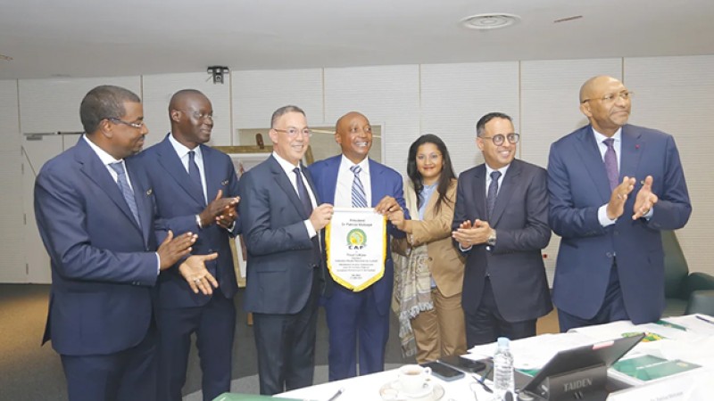 Le président de la CAF félicite le Maroc pour ses stades et infrastructures de football de "classe mondiale"