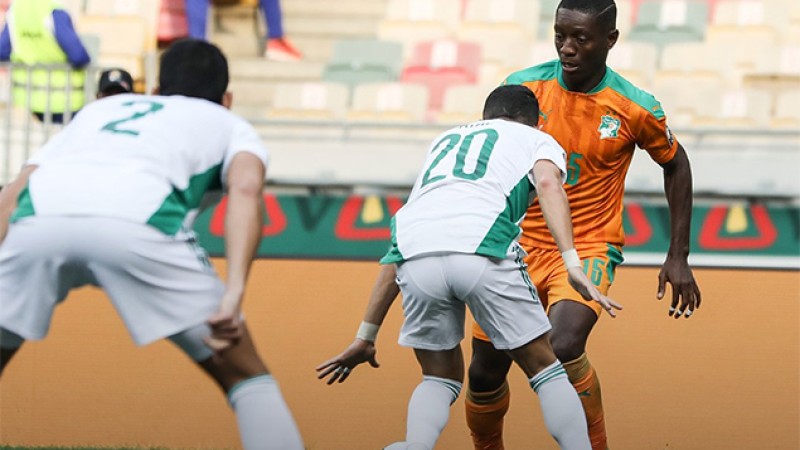 كأس افريقيا للأمم .. توقيع غرامة مالية على منتخب الجزائر بسبب سلوك جماهيره خلال المباراة ضد كوت ديفوار