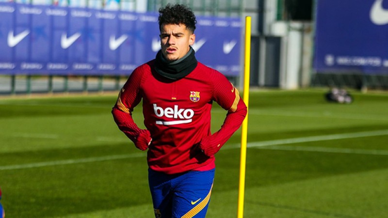 نادي برشلونة يعلن غياب لاعبه البرازيلي كوتينيو عن الملاعب ثلاثة أشهر على الأقل