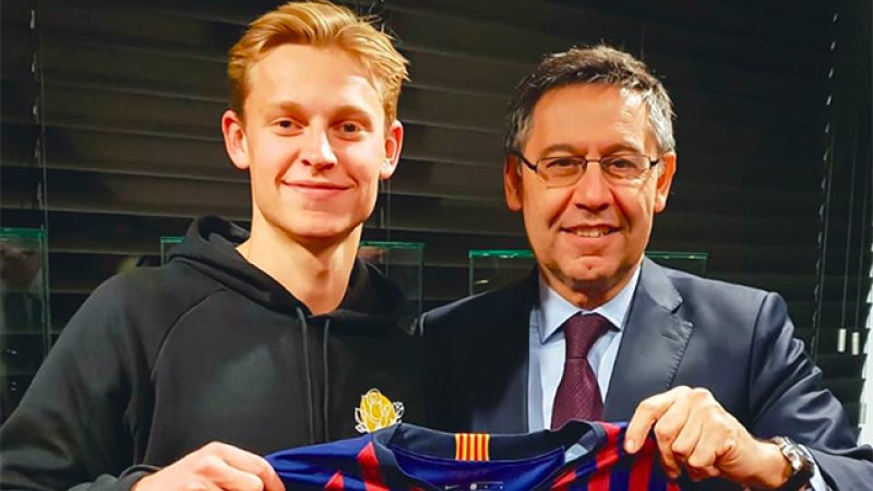 Le milieu néerlandais Frenkie De Jong rejoindra le FC Barcelone