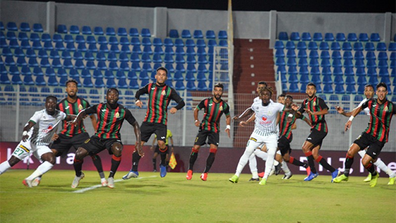 فريق الدفاع الحسني الجديدي يتعادل مع ضيفه الجيش الملكي 1-1 'الدورة ال21'