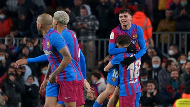 بطولة إسبانيا لكرة القدم.. برشلونة يفوز بصعوبة على اشبيلية (1-0) و ينتزع منه الوصافة