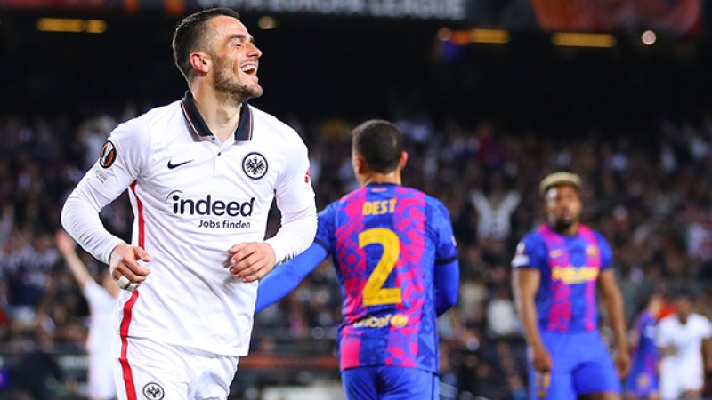 الدوري الأوربي لكرة القدم.. فرانكفورت يسقط برشلونة في عقر داره (3-2) ويصعد للمربع الذهبي