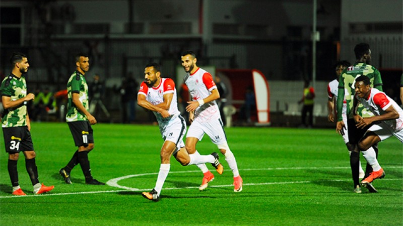 فريق الفتح الرياضي يفوز على ضيفه فريق الدفاع الحسني الجديدي 2-1