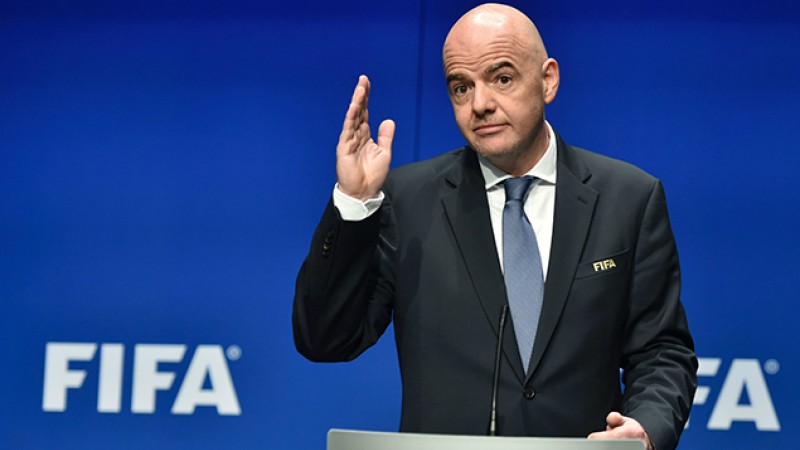 Le président de la FIFA testé positif au Covid-19