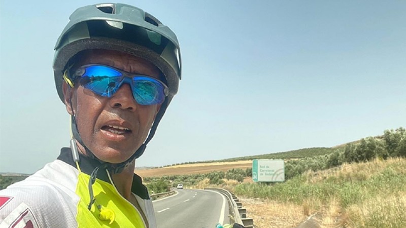 الدراج المغربي كريم موسطا يحل بالدار البيضاء قادما من هولندا في انتظار مواصلة رحلة ماراطونية الى السنغال