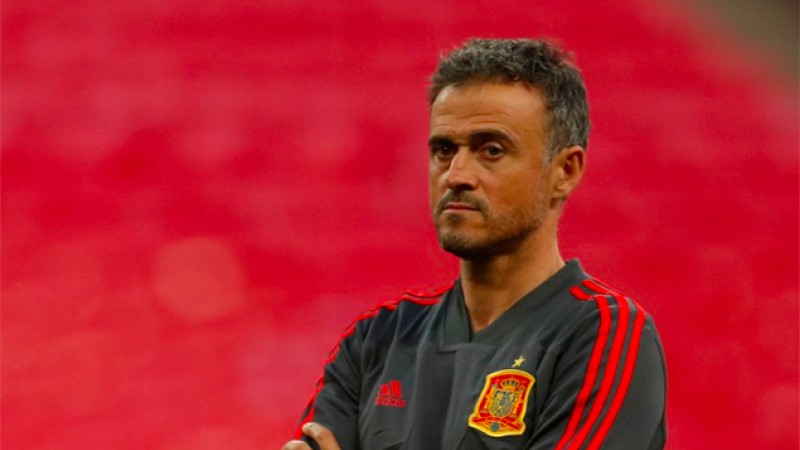 استقالة لويس أنريكي من تدريب منتخب إسبانيا وتعيين مساعده روبرت مورينو بديلا
