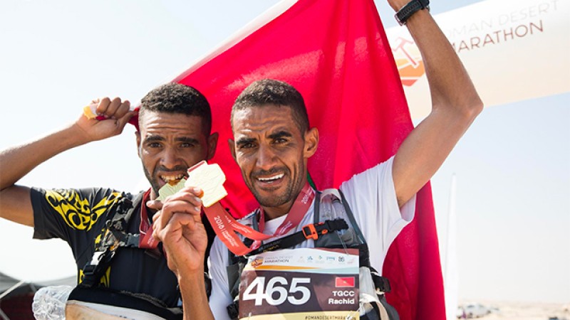Les Marocains Rachid El Morabity et Aziza Raji dominent le marathon du désert d'Oman