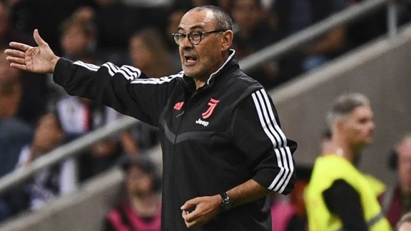 نادي يوفنتوس الإيطالي لكرة القدم يقيل مدربه ماوريتسيو ساري
