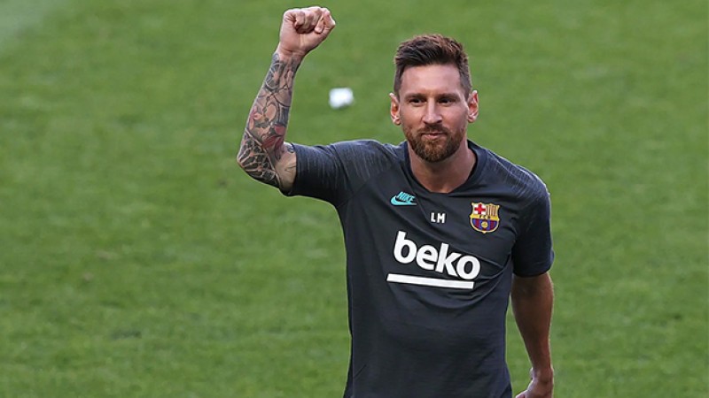 ميسي يؤكد بقاءه في برشلونة الموسم المقبل