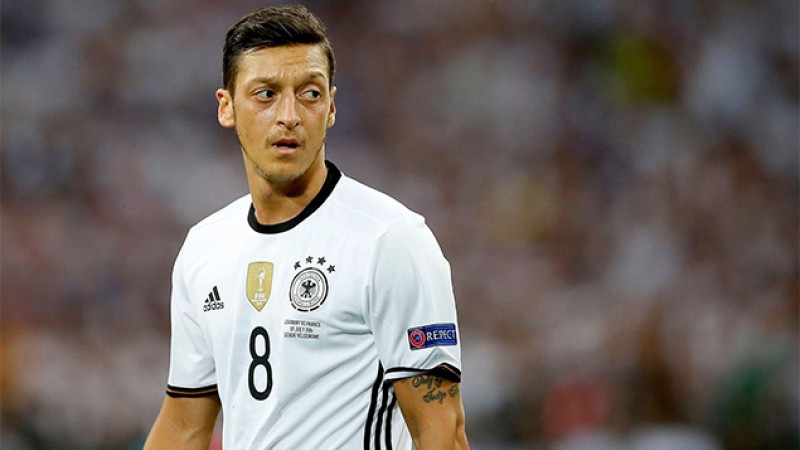L'ex-international allemand Mesut Özil annonce sa retraite Sport
