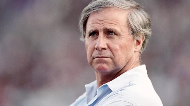 وفاة المدرب السابق للمنتخب الفرنسي لكرة القدم ميشال هيدالغو بعد معاناته لأعوام من المرض