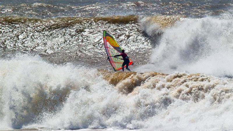 Spot de Moulay Bouzerktoune : L’australien Siméon Glasson à la 1ère marche podium dans la Catégorie ''Masters" du Championnat International de Windsurf