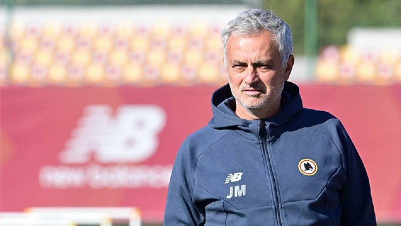 بطولة إيطاليا لكرة القدم.. إيقاف مدرب روما مورينيو مباراتين وتغريمه 20 ألف يورو