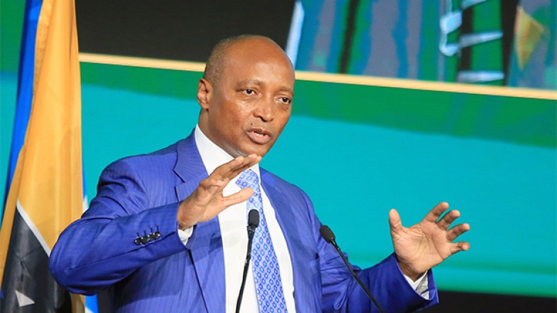 رئيس الكونفدرالية الإفريقية لكرة القدم يشيد بالتزام الجامعة الملكية المغربية بتطوير كرة القدم في إفريقيا