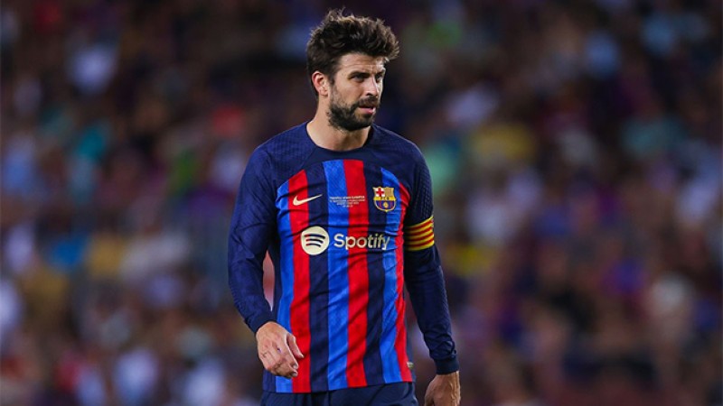 مدافع برشلونة جيرارد بيكيه يعلن اعتزاله عن 35 عاما