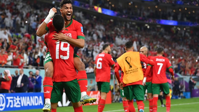 أول منتخب عربي وإفريقي يتأهل لنصف نهائي المونديال.. "المستحيل ليس مغربيا"