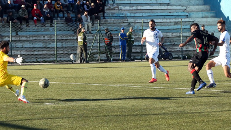 الجيش الملكي يتعادل مع مضيفه سريع وادي زم (2-2)