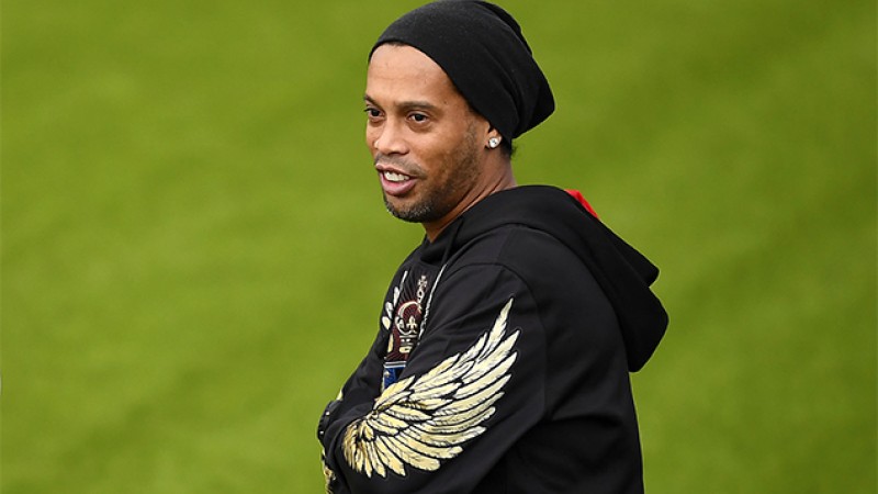 L'ancienne star du football brésilien Ronaldinho arrêtée au Paraguay pour utilisation de faux passeport