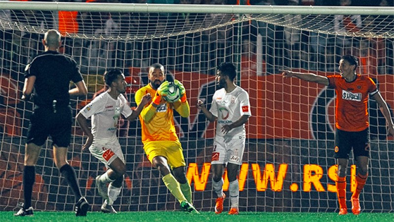 المتصدر الوداد الرياضي ينهزم بميدانه أمام الدفاع الحسني الجديدي والمطارد نهضة بركان يكتفي بالتعادل مع حسنية أكادير