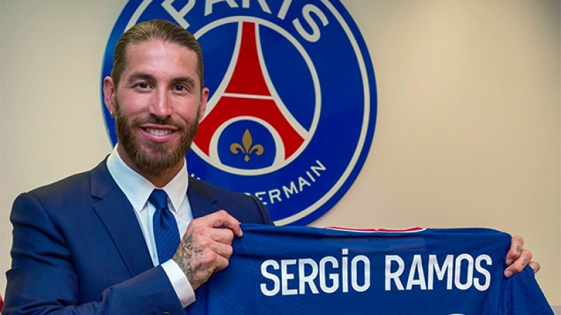 Le défenseur espagnol Sergio Ramos rejoint le PSG pour deux saisons