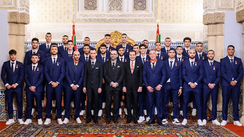 جلالة الملك يستقبل أعضاء المنتخب الوطني لكرة القدم ويوشحهم بأوسمة ملكية
