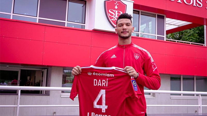 Ligue 1.. l'international marocain Achraf Dari à Brest pour 4 saisons