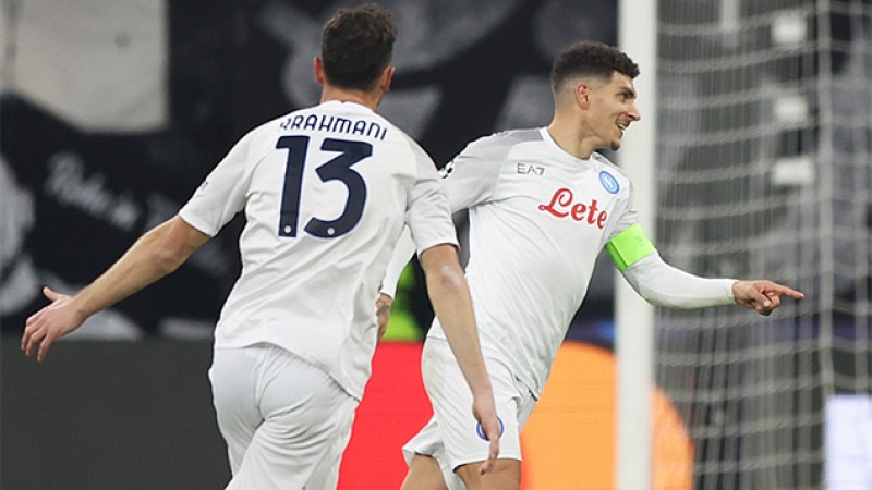 Naples bat l'Eintracht (2-0) et met un pied en quart