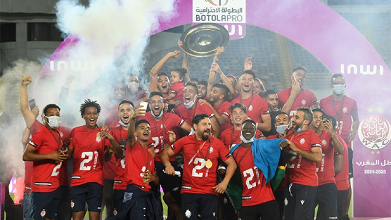 Botola Pro D1 "Inwi" (saison 2020-2021).. Le Wydad de Casablanca reçoit le trophée du championnat de première division