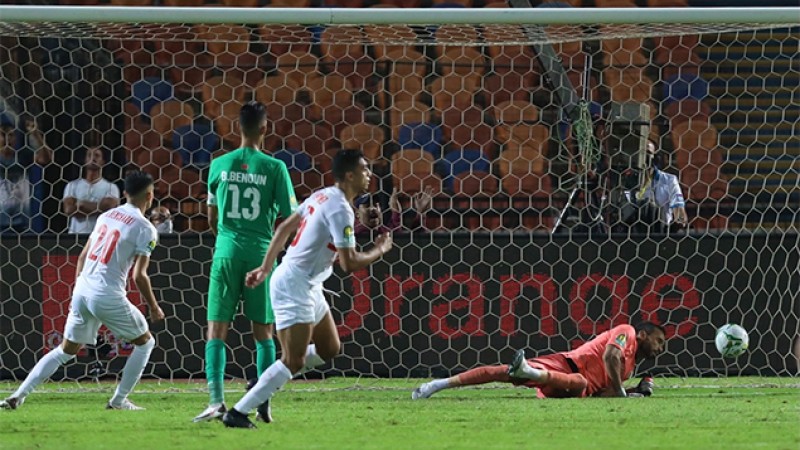 إقصاء الرجاء البيضاوي بانهزامه أمام الزمالك المصري (1-0 ذهابا) و(3-1 إيابا)