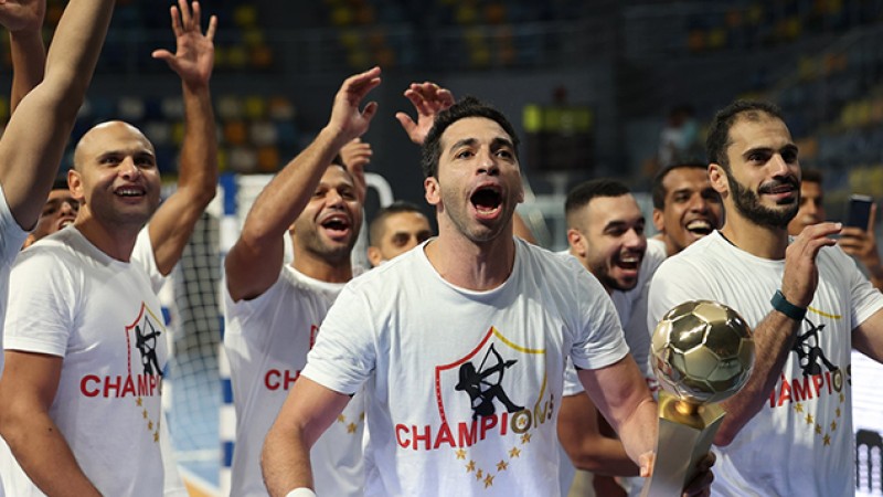 الزمالك المصري يتوج بلقب السوبر الإفريقي لكرة اليد بفوزه على الأهلي 28-27 ويتأهل لبطولة العالم للأندية