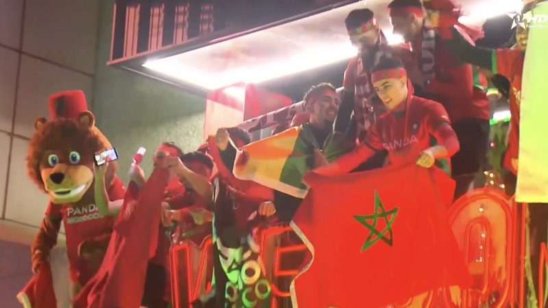 Coupe d'Afrique des Nations - Maroc 2025 : Les supporters marocains félicitent les Lions après leur qualification pour les huitièmes de finale.