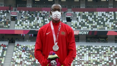 Jeux paralympiques (400 m/T13).. le Marocain Mohamed Amguoun remporte la médaille d'argent
