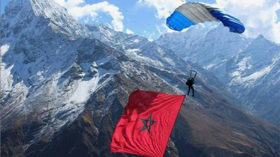 Anas Bekkali hisse le drapeau marocain sur l’Himalaya en commémoration du 42è anniversaire de la Marche verte