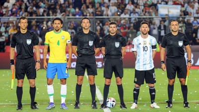 تصفيات مونديال قطر 2022.. إيقاف حكم مباراة الأرجنتين والبرازيل بسبب "أخطاء جسيمة"