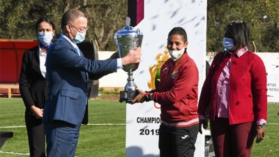 Remise à l'AS FAR du Trophée du championnat national de première division (2019-2020) 'Football féminin'