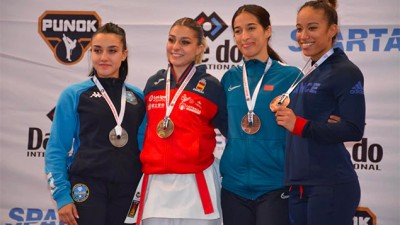 La Marocaine Aya Nassiri, médaille de bronze en kata aux Championnats du monde de Karaté des jeunes à Santiago du Chili