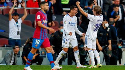 ريال مدريد يتفوق على مضيفه برشلونة ( 1-2 ) و يتربع على كرسي الصدارة