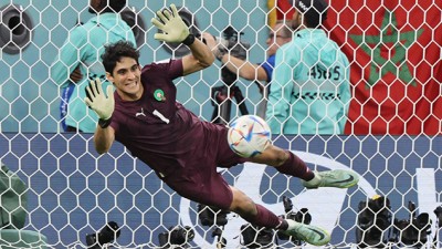 ياسين بونو ضمن اللائحة النهائية المرشحة للتتويج بجائزة أفضل حارس في العالم (فيفا)