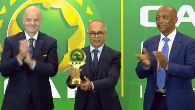 منح جائزة التميز لسنة 2022 للاتحاد الإفريقي لكرة القدم لجلالة الملك والرئيس الرواندي
