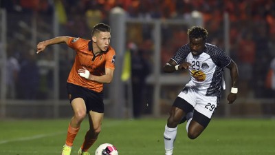 إياب نصف نهائي كأس ال"كاف".. فريق نهضة بركان يتأهل الى النهائي عقب تفوقه على تي بي مازمبي الكونغولي (4-1)