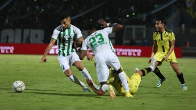فريق الدفاع الحسني الجديدي يتعادل مع ضيفه فريق المغرب الفاسي 2-2