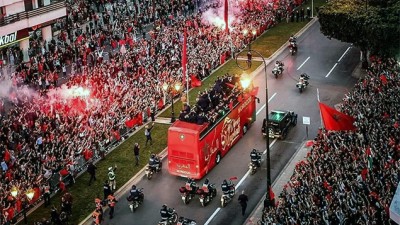 مواطنون مغاربة قدموا من مختلف مناطق المملكة لاستقبال أعضاء المنتخب الوطني